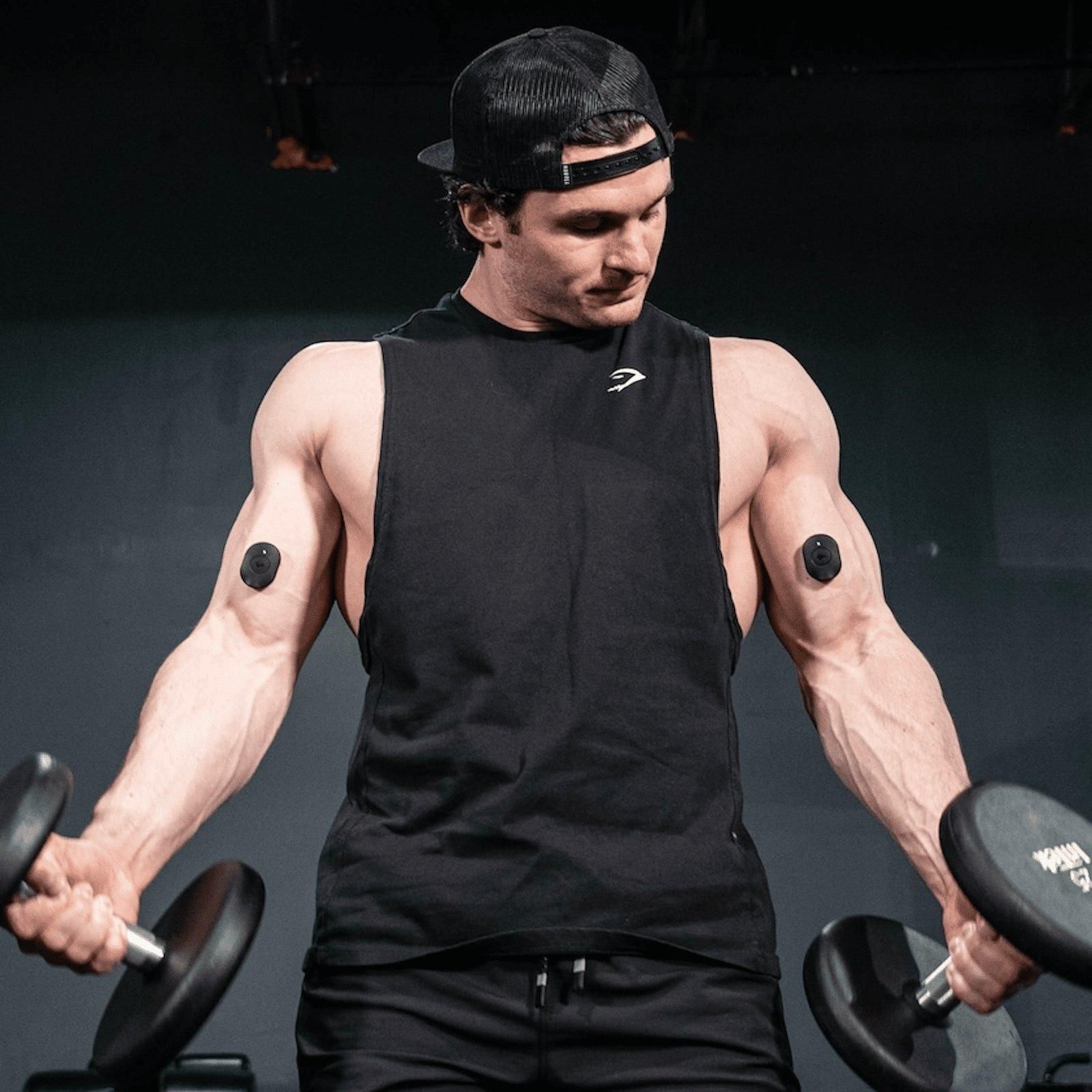 Man using pulse device while exercising